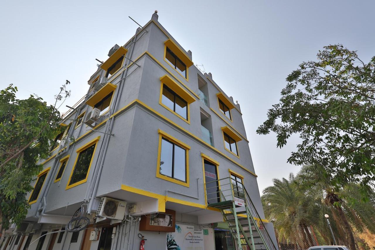 Oyo 24833 Hotel Silver Daman Exterior foto